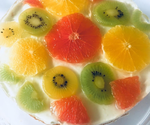 Wiosenne ciasto z owocami i galaretką