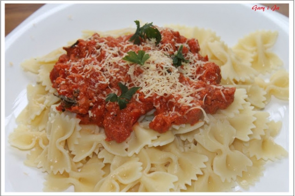 Kokardki z pomidorowo - serowym sosem / Bow pasta with tomato - cheese sauce