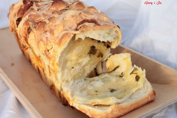 Odrywany chlebek z musztradą / Torn bread with mustard