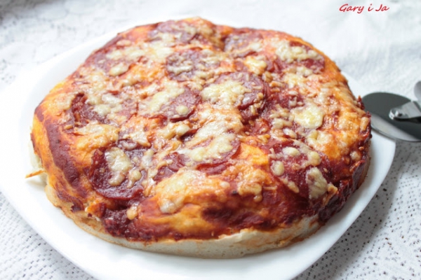 Pizza z salami peperoni / Peperoni salami pizza
