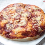 Pizza z salami peperoni...