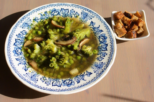 Zupa z zielonego groszku, z pieczarkami i brokułem