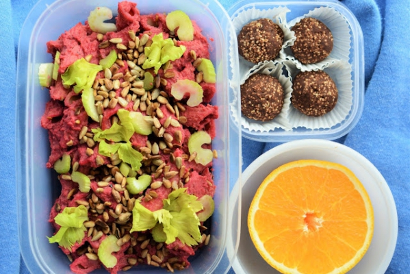 Zdrowy Lunch Box : Makaron z Buraczanym Hummusem i Fasolowe kulki mocy