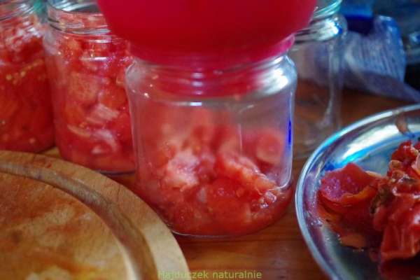 Pomidory krojone w soku pomidorowym