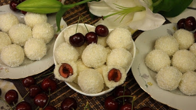 Kulki kokosowe z czereśniami – ekspresowy i efektowny deser