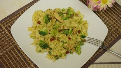 Makaron z brokułem i kurczakiem – przepis na pyszny obiad z makaronem i brokułem