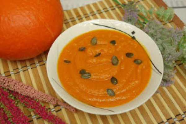 Zupa krem z dyni z papryką pieczoną – pyszna jesienna zupa z dynią