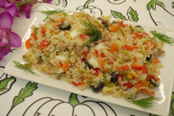 Kolorowa sałatka z ryżem i tuńczykiem - idealna na lekki obiad, kolację lub do pracy
