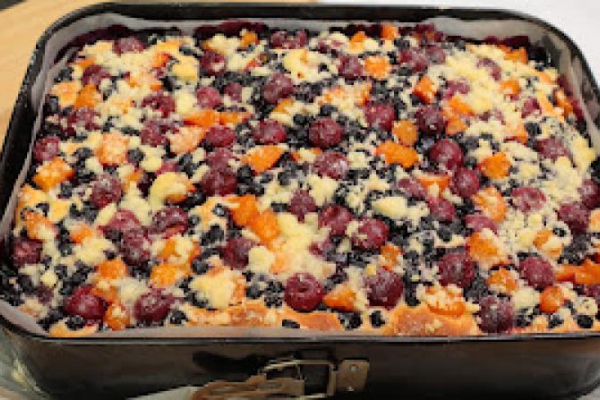 Ciasto drożdżowe z owocami – niebo w buzi ciasto z jagodami wiśniami i morelami