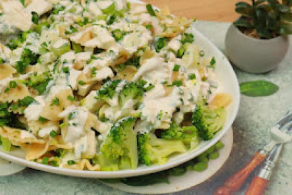 Rewelacyjna sałatka makaronowa z brokułem idealna na obiad lub kolację