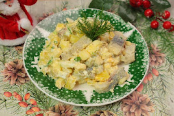 Sałatka śledziowa z ziemniakami – pyszna i prosta w przygotowaniu