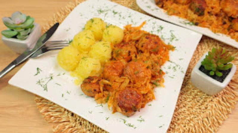 Młoda kapusta z klopsikami – pyszne danie obiadowe