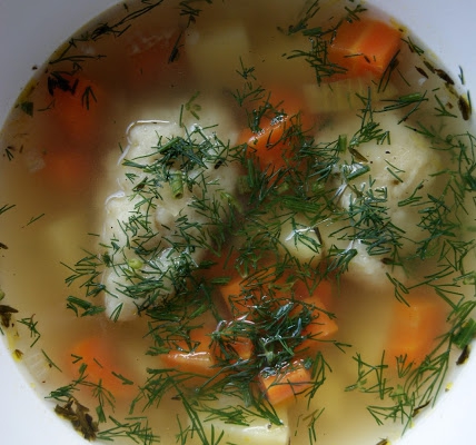 Wegetariańska zupa ziołowa z kluskami kładzionymi