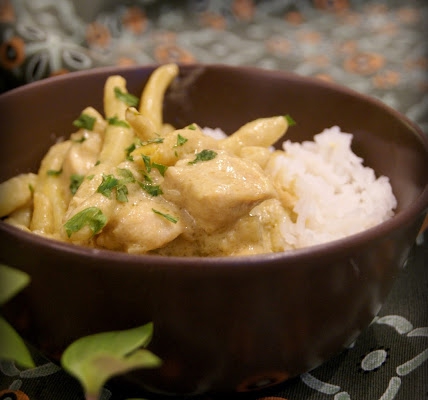 Kurczak curry z fasolką szparagową i ryżem
