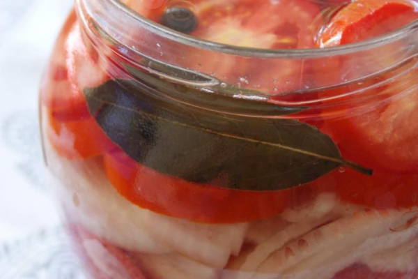 Pomidory marynowane z cebulą na zimę