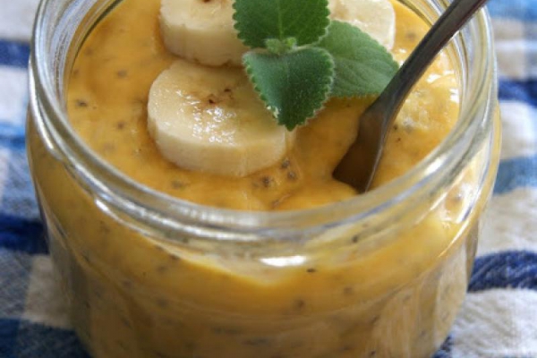 Jogurtowy deser z mango i bananem