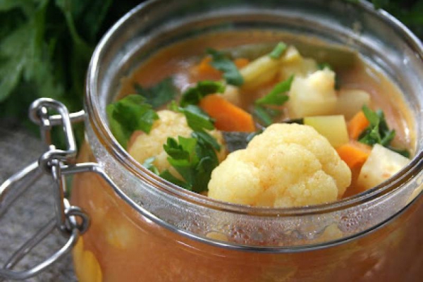 Zupa jarzynowa z curry i mleczkiem kokosowym