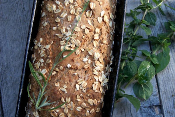 Chleb z mąką gryczaną i orkiszową z ziarnami