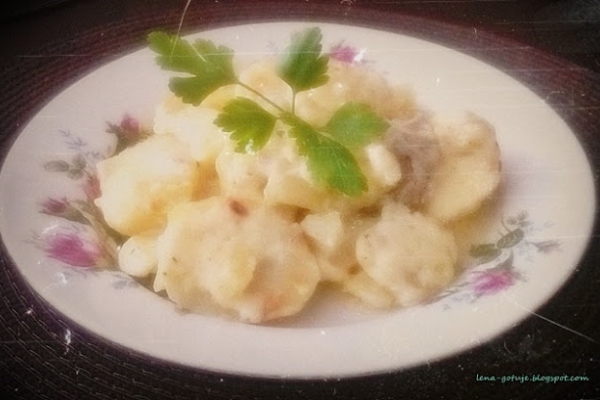 Zapiekane ziemniaki z sosem serowym i mięsem mielonym