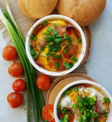 Jajka w kokilkach z szynką i pomidorami