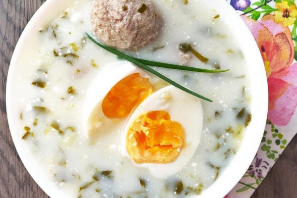 Zupa szczawiowa z jajkiem i mięsem