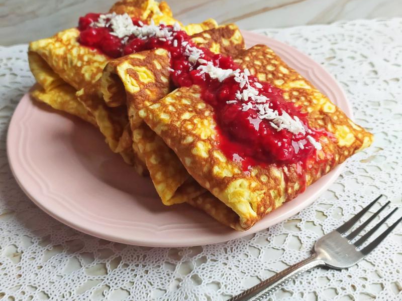 Naleśniki kokosowe z malinami (bez mąki i cukru)