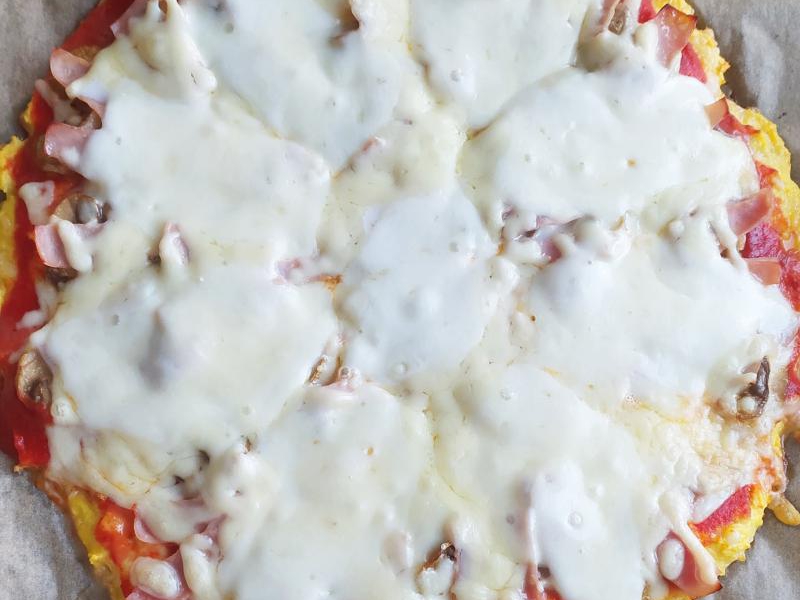 Bezglutenowa pizza z szynką i pieczarkami