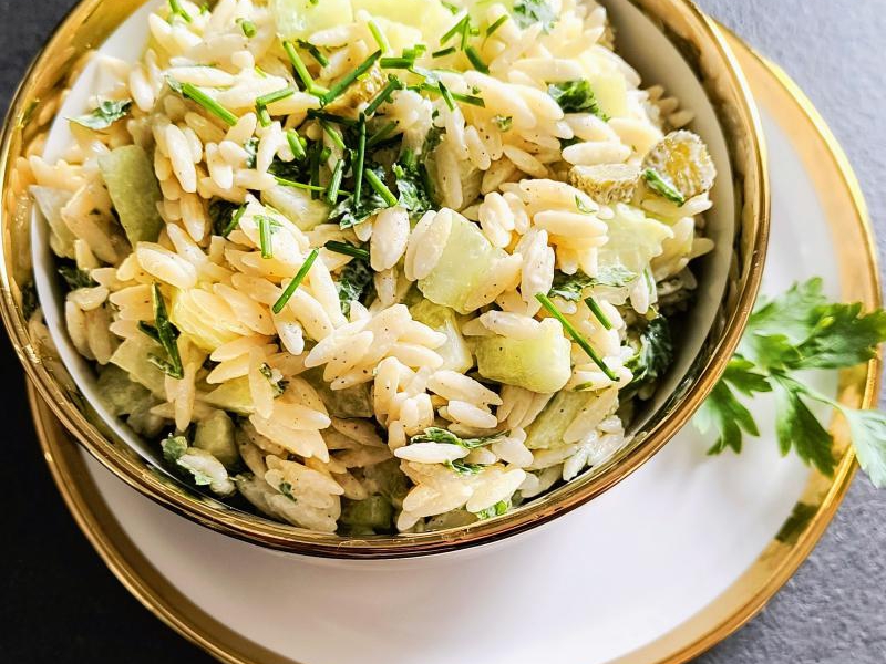 Sałatka z makaronem orzo