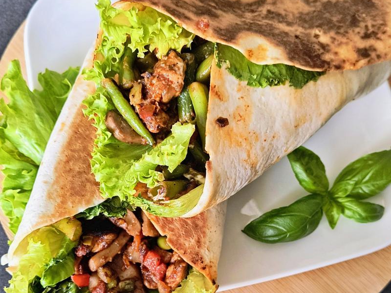 Tortilla z indykiem i warzywami
