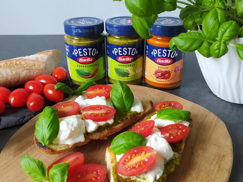 Grzanka z pesto, serem burrata i pomidorami
