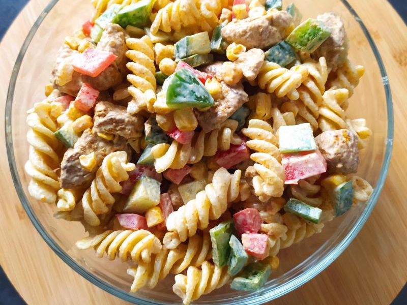 Sałatka makaronowa z kurczakiem