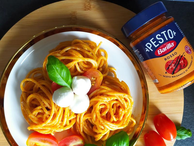 Makaron z czerwonym pesto