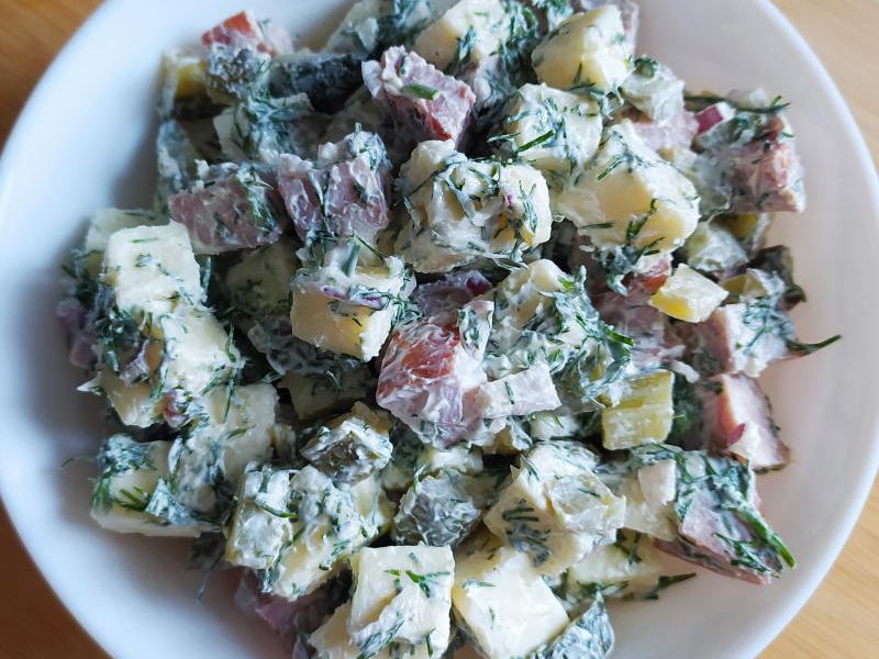 Sałatka z kiełbasą krakowską i serem żółtym