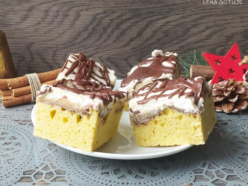 Proste ciasto z jabłkami i bitą śmietaną