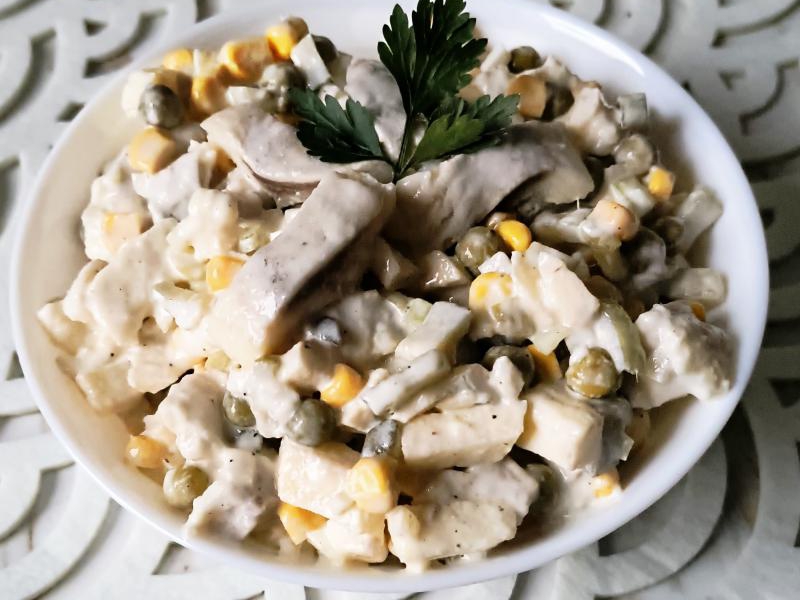 Sałatka śledziowa z groszkiem