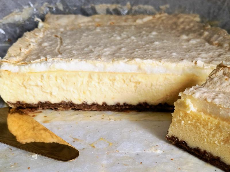 Sernik na spodzie z wafli i bezową pianką