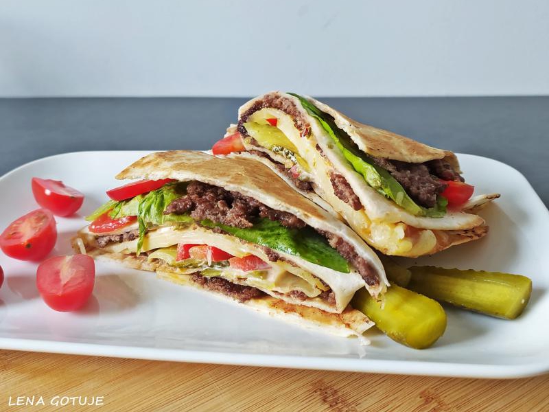 Wrap z mięsem mielonym i serem