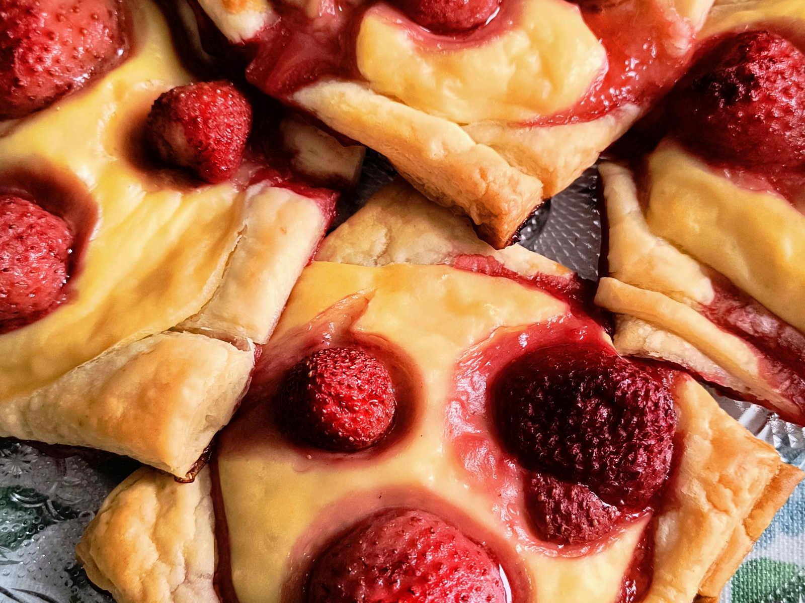 Ciastka francuskie z budyniem i truskawkami