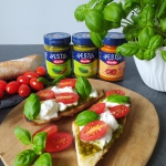 Grzanka z pesto, serem...