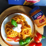 Makaron z czerwonym pesto
