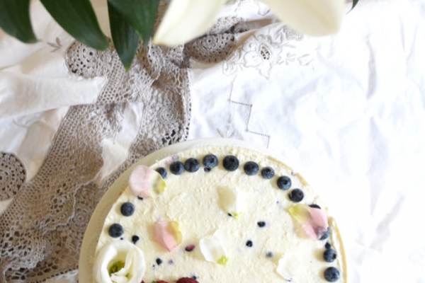 Urodzinowy sernik na zimno z jagodami i sosem lawendowo-dereniowym z jeżynami