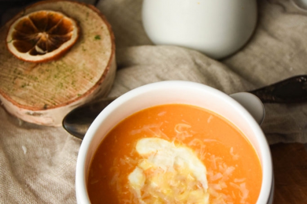 Zupa z pieczonej marchewki z parmezanem