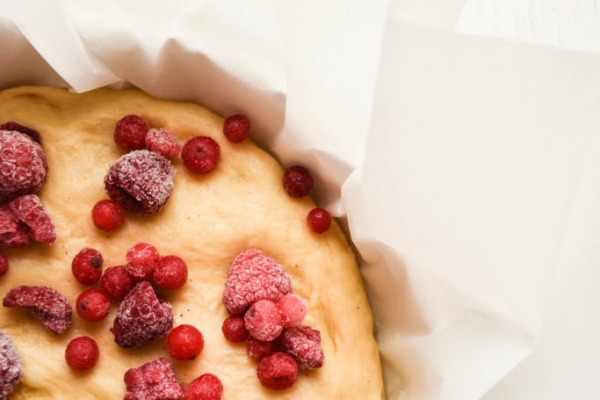 Ciasto drożdżowe z mrożonymi malinami, czerwoną porzeczką i serkiem ricotta