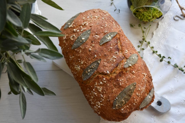 Chleb pszenno – żytni z otrębami i szałwią i o pewnym październikowym wieczorze