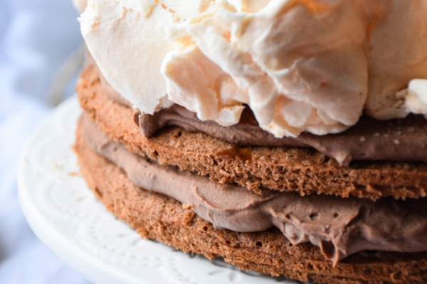 Tort orzechowo-czekoladowy z bezą