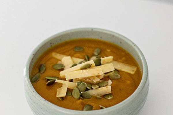 Zupa dyniowa z malinami i cheddarem