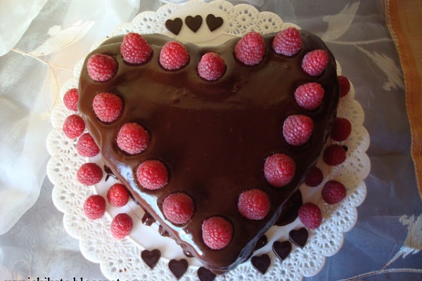 Tort walentynkowy czekoladowo - truflowy z malinami