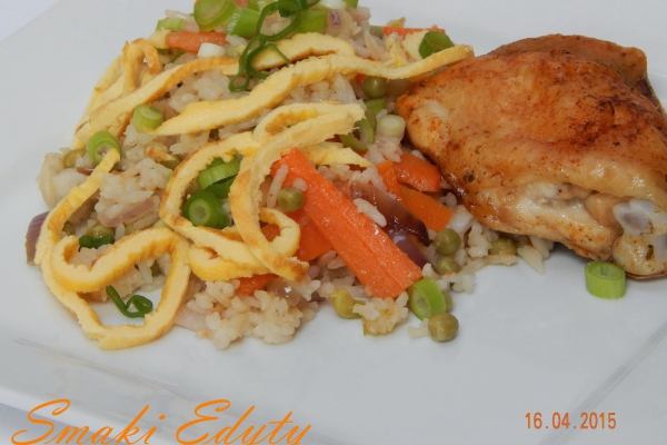 Smażony ryż z warzywami i pieczonym kurczakiem