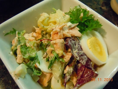 Sałatka z łososiem i jajkiem - salad with salmon and eggs