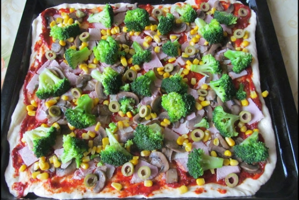 Domowa pizza z brokułami